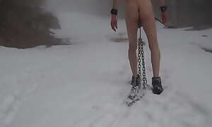 dog training a la neige, ligotage nu et jeux de boules de neige