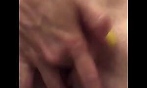 Anna si masturba sul water con le duel unghie gialle
