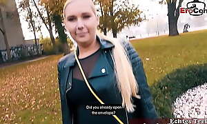Deutsche Blondine mit natürlichen Titten auf der Straße abgeschleppt